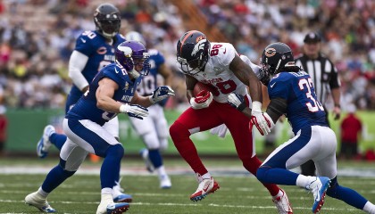 九游游戏-技术升级：新技术在篮球比赛中的应用实例，篮球技术已形成了进攻技术和什么两大类