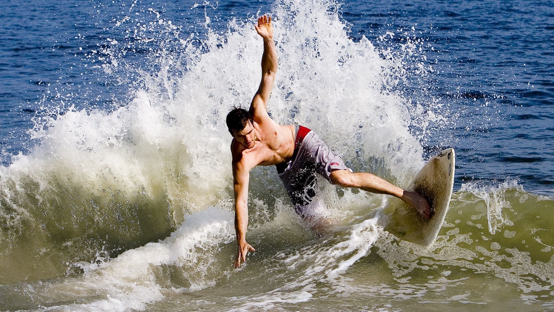 马龙带领中国男队以3_0击败韩国队,夺得男团冠军,并表示这是他最后一次参加亚运会。